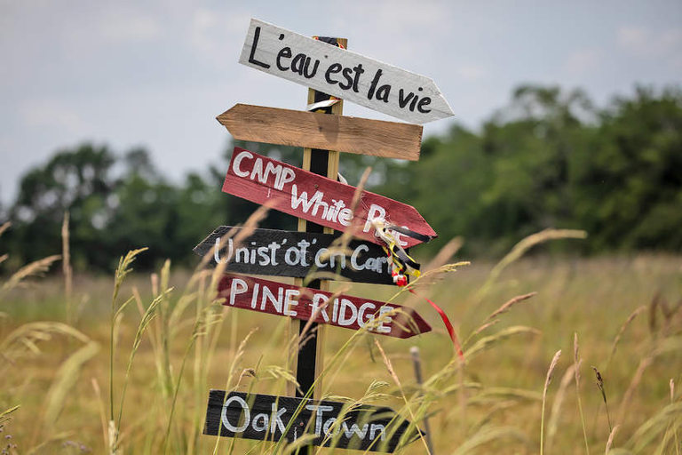 L'eau est la vie camp sign