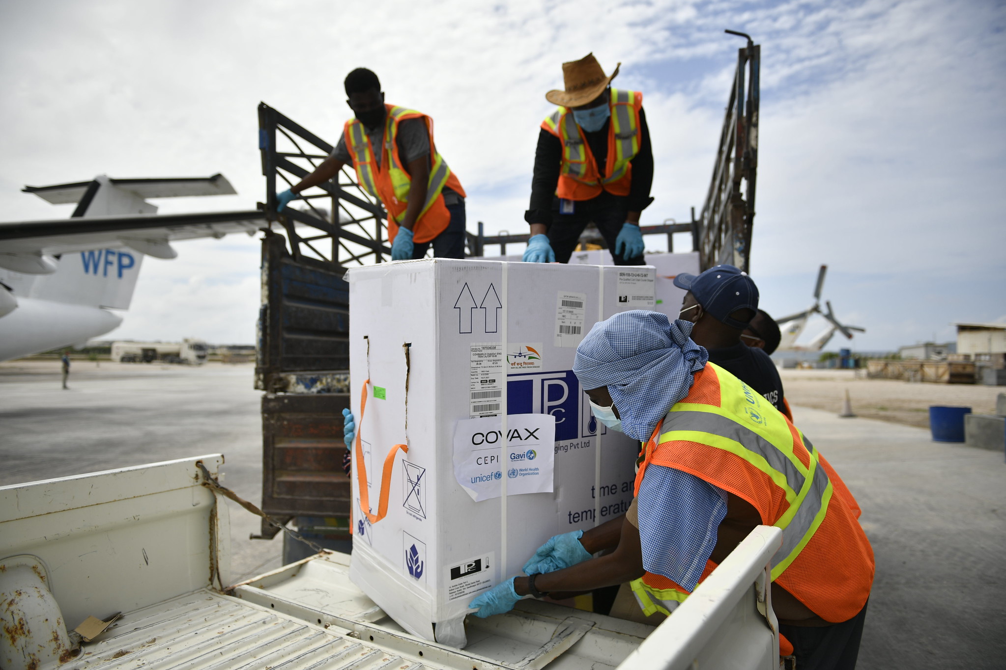 Loading vaccines