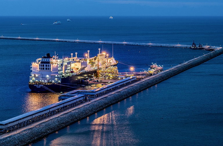 LNG delivery ship