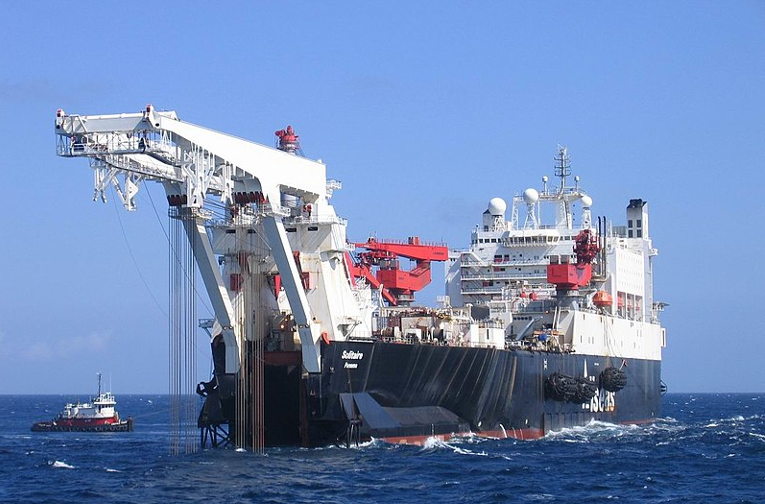 Pipe-laying ship
