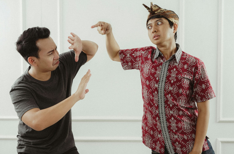 2 people arguing